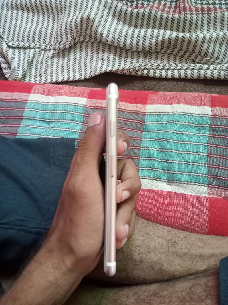 Apple iPhone 7 2