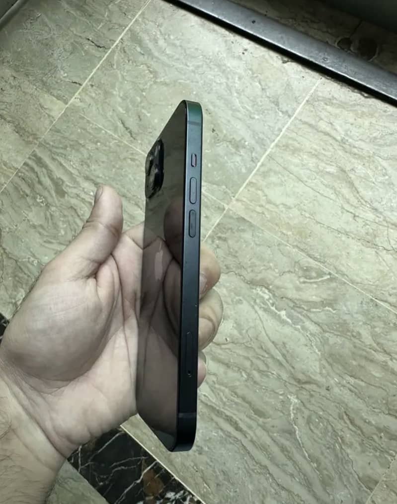 Apple iPhone 13 5