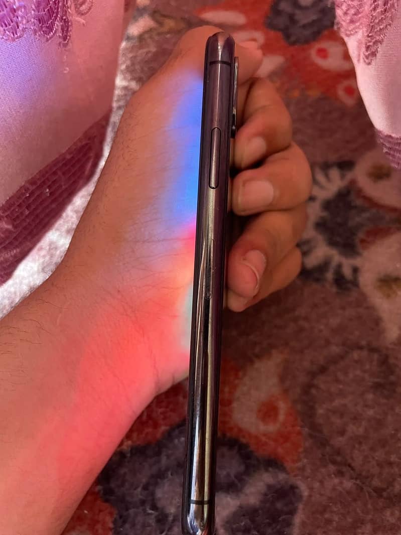 Apple iPhone X 4