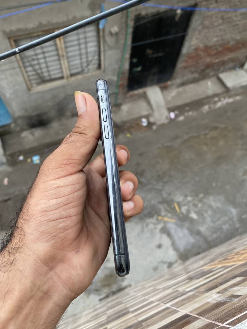 Apple iPhone X 3