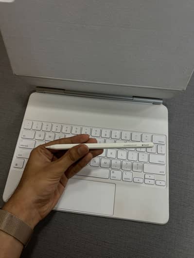 |Apple Magic Keyboard| Apple Pencil 1 |