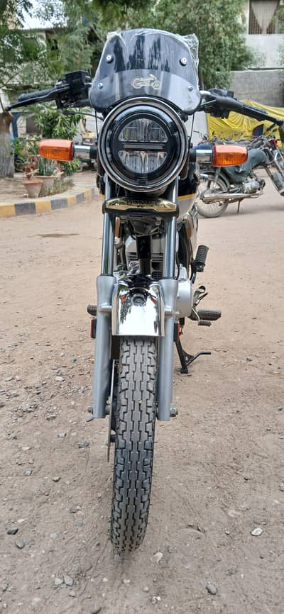 Honda CG-150 2026 two tone black silver