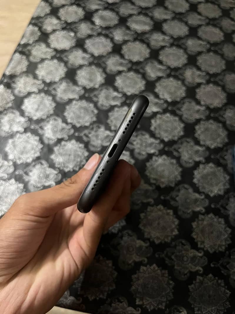IPHONE 11 4