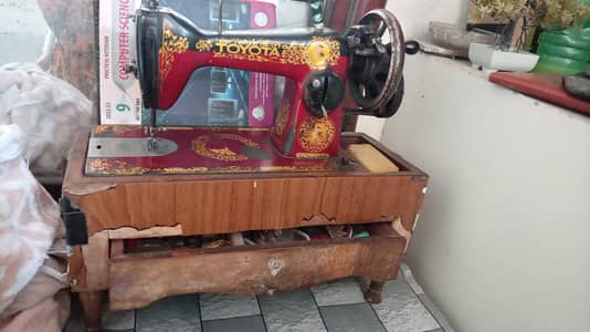 Classic Manual Sewing Machine (Toyota)