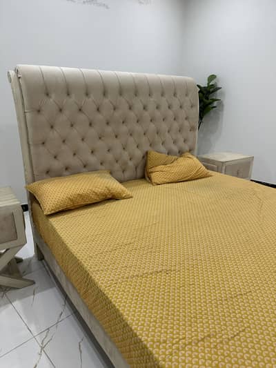 King Size Bed & Sidetables