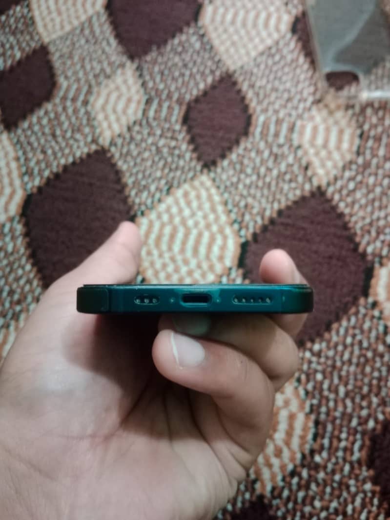 Apple iPhone 13 4