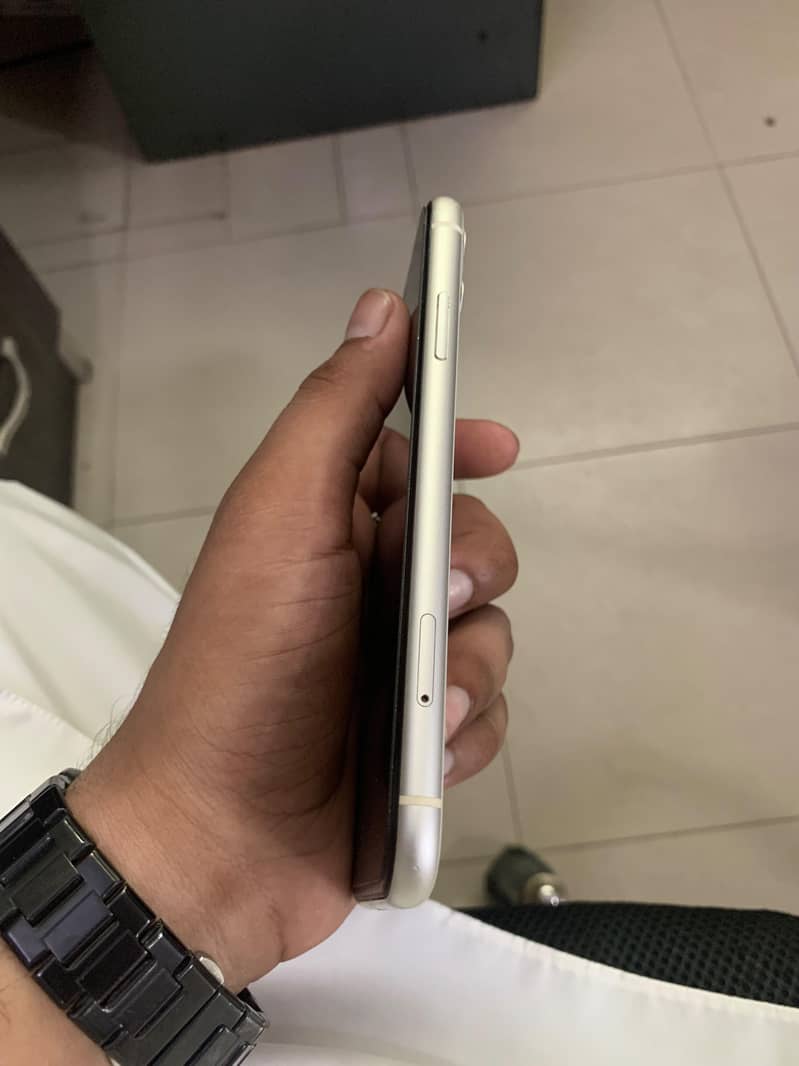 Apple iPhone 11 4