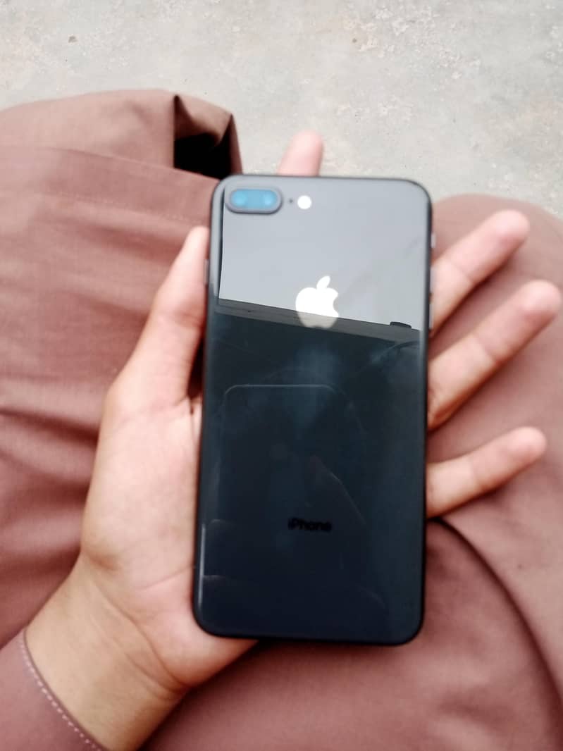 Apple iPhone 8 Plus 3