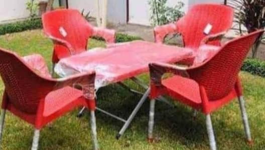chairs aur table achay plastic mein fata company