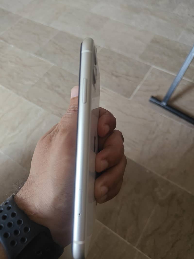 Apple iPhone 11 4