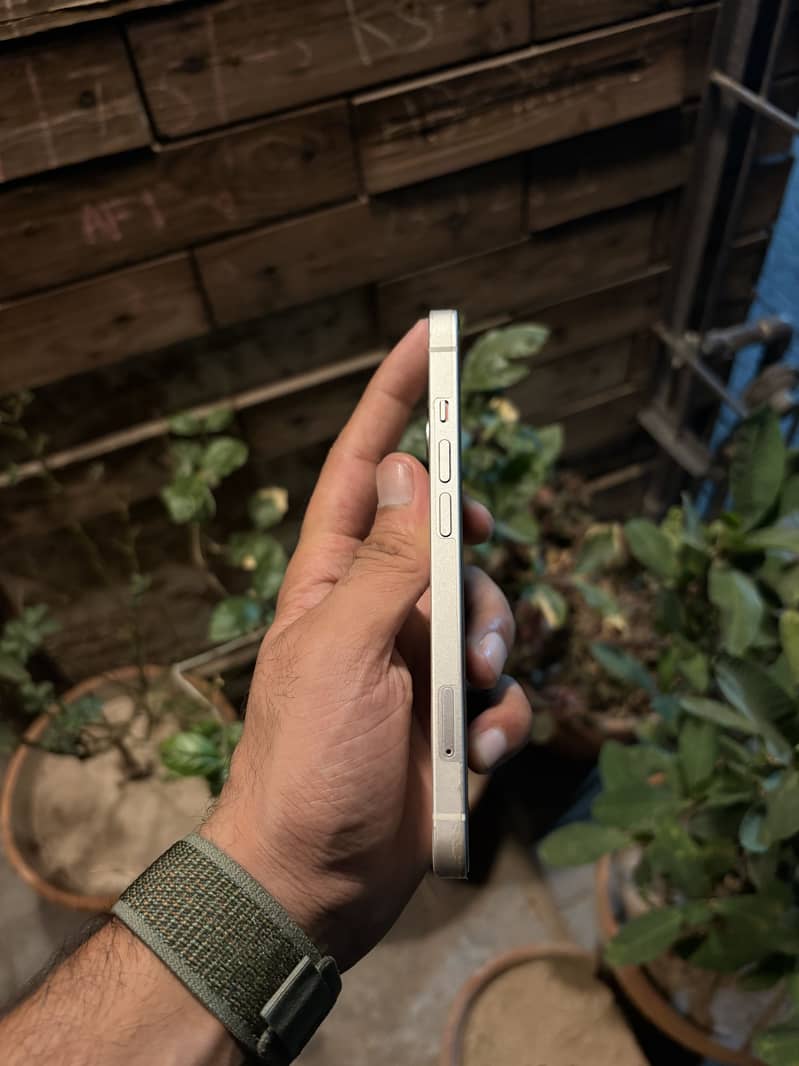 Apple iPhone 13 2