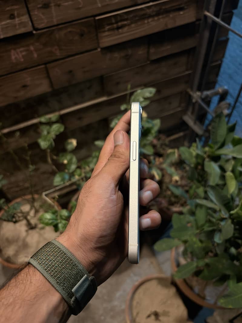 Apple iPhone 13 5