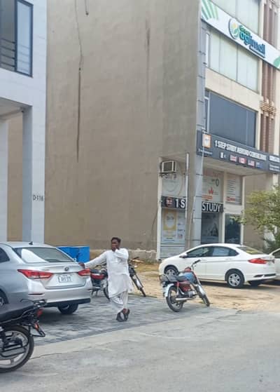 8-MARLA ON 70-FEET WIDE ROAD COMMERCIAL PLOT LOCATED IN THE BEST BLOCK OF DHA LAHORE.
