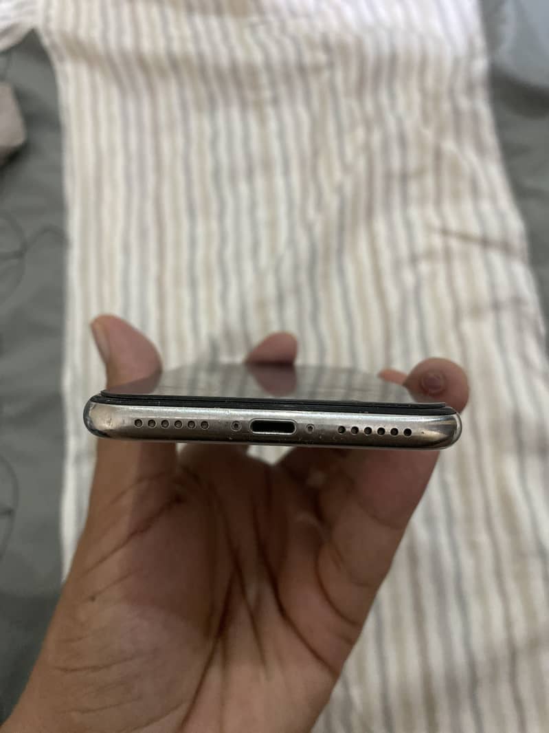 Apple iPhone X 4
