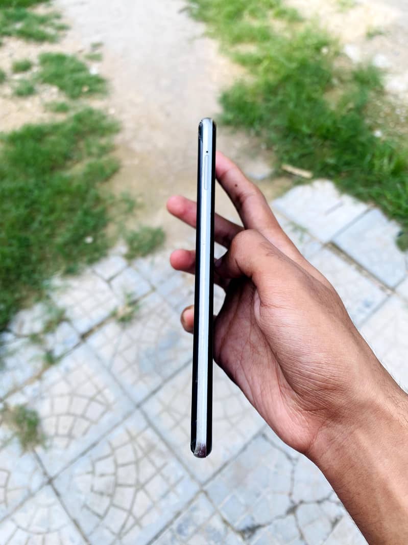 Sharp Aquos R3 6