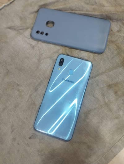 SAMSUNG A30