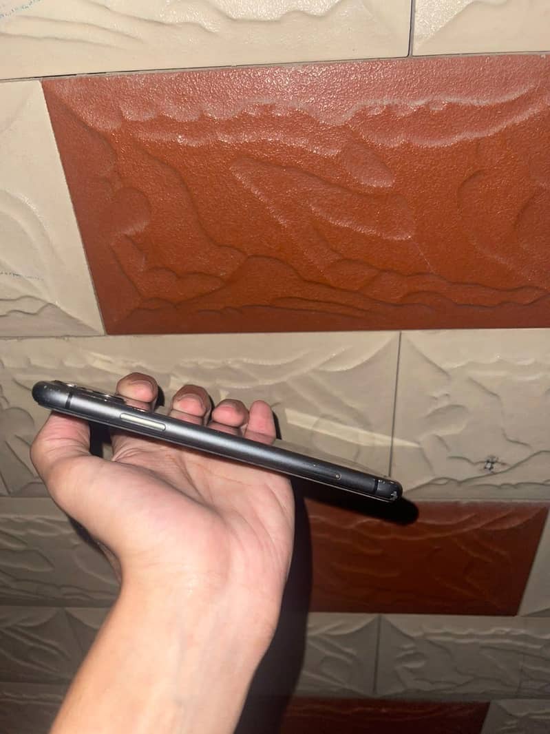 Apple iPhone 11 4