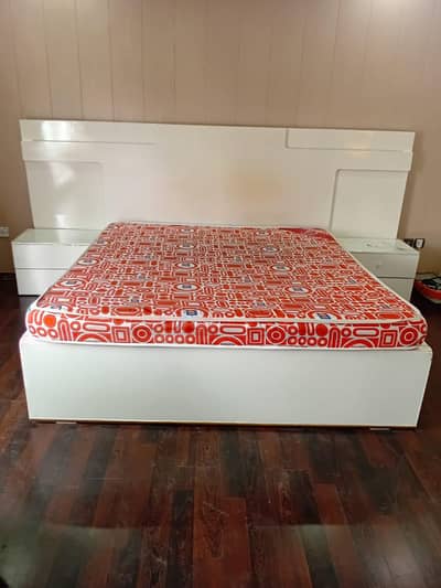king size bed with side tables