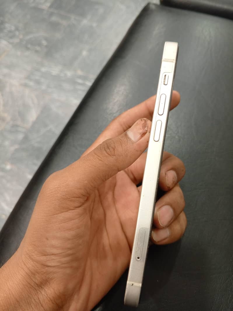 Apple iPhone 12 4