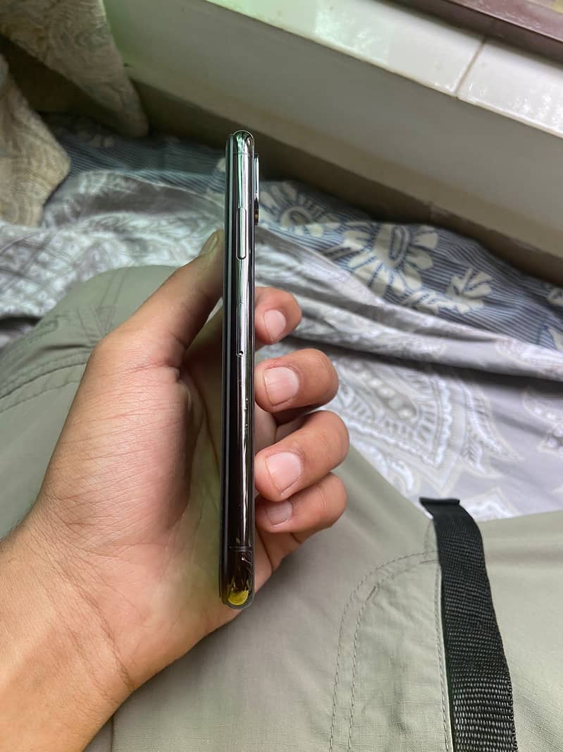 Apple iPhone X 4