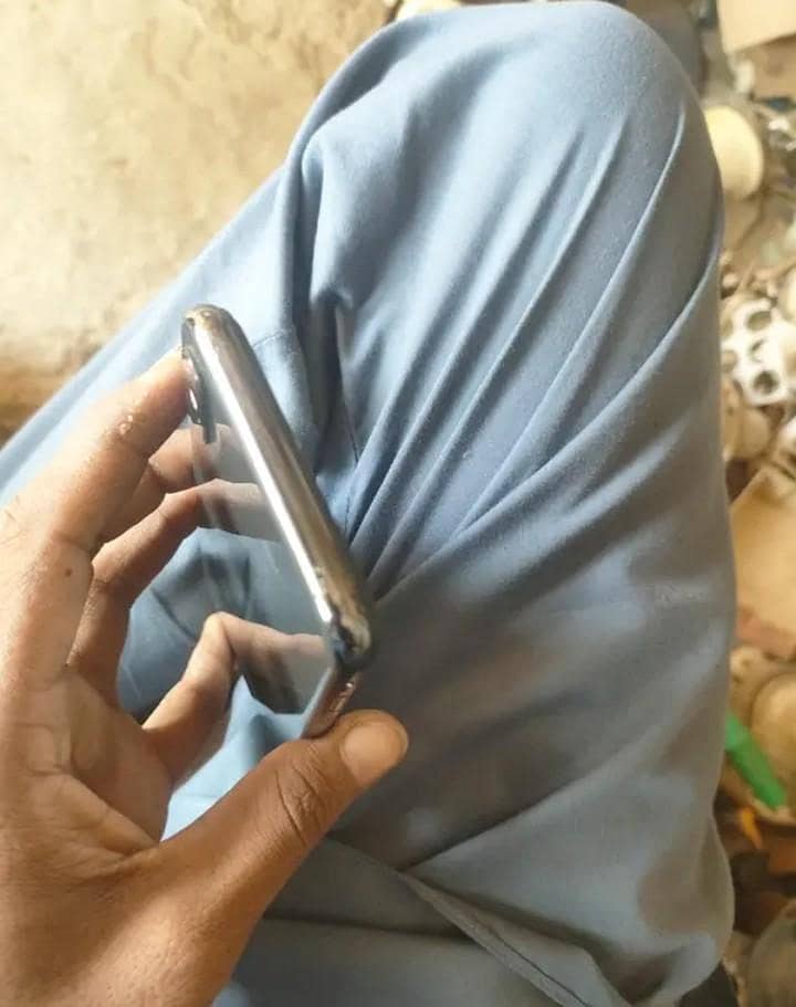 Apple iPhone X 4