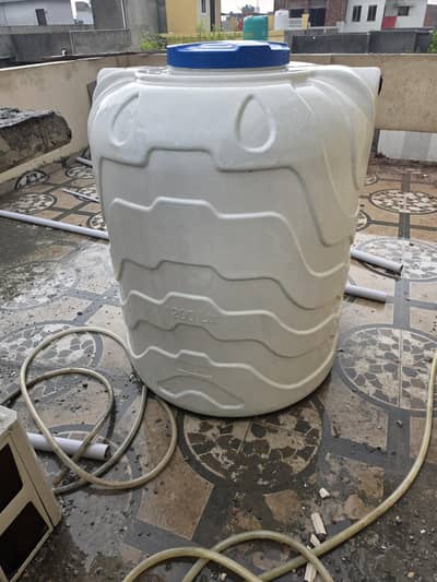 1200 ltr water tank ak jaga se leek hy.