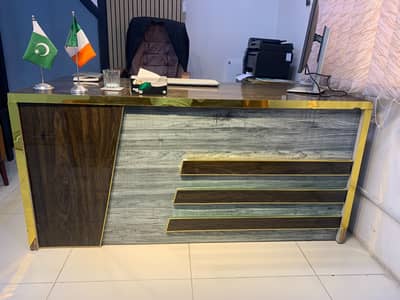 Modern Table Excellent Condition Office Exective Room Table.