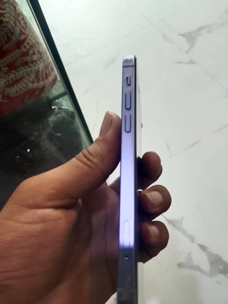 Apple iPhone 12 4