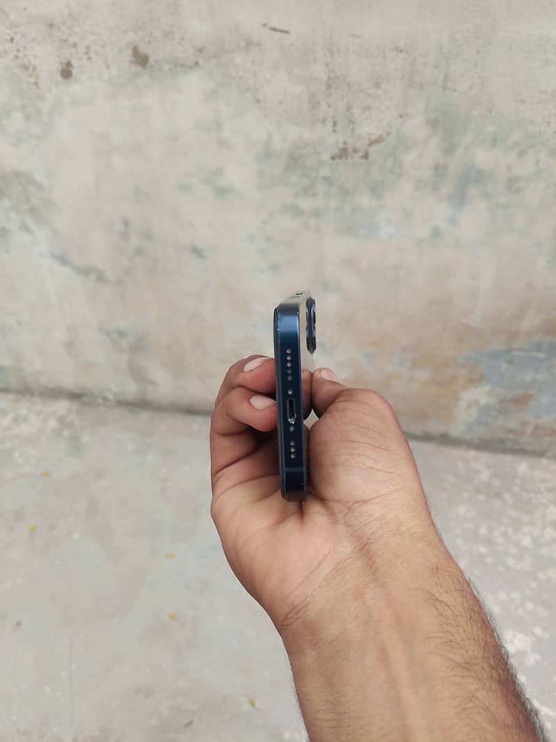 Apple iPhone 13 2