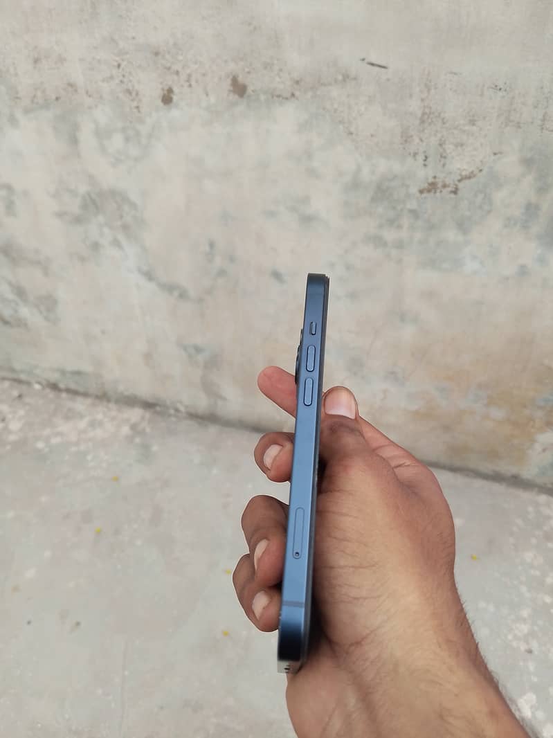 Apple iPhone 13 5