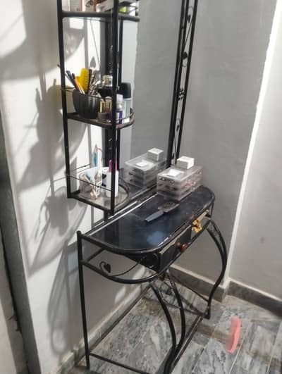 Dressing table for sale in gulistan e jauhar block 1