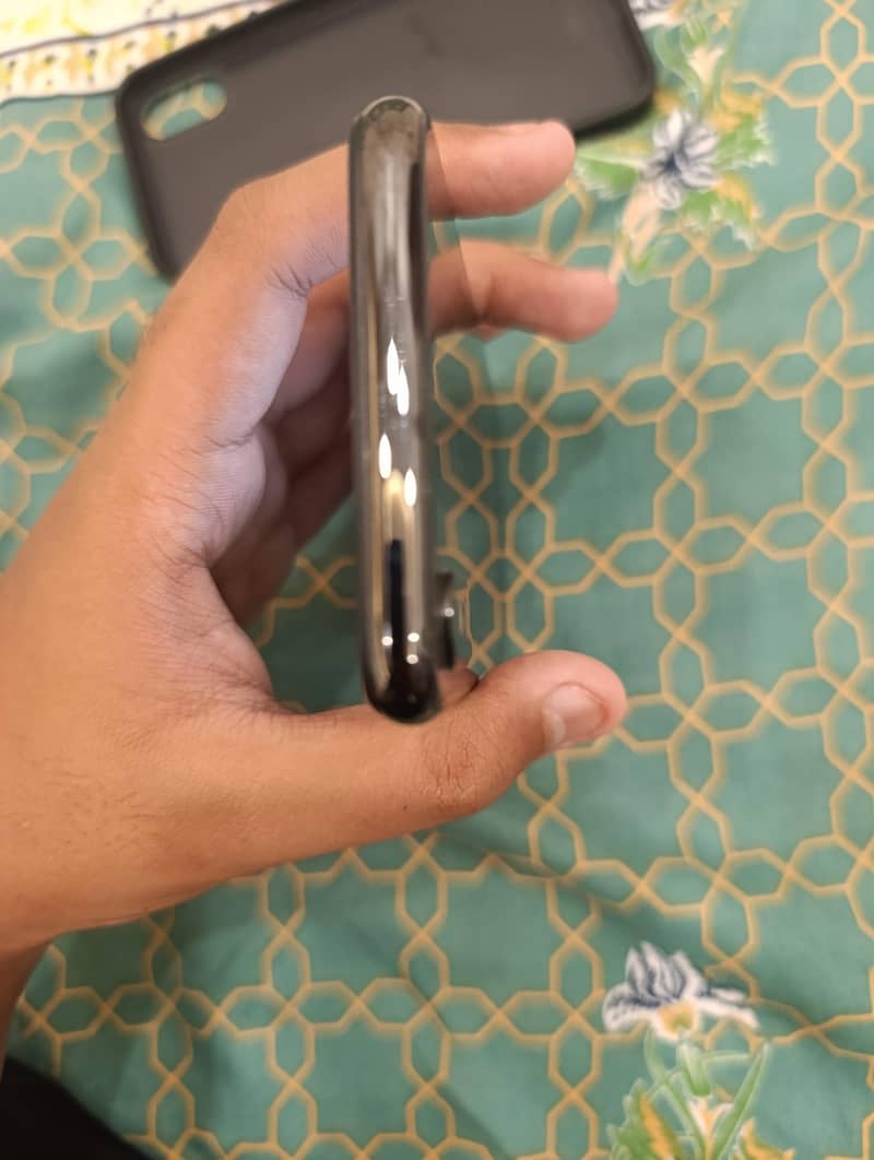 Apple iPhone X 4