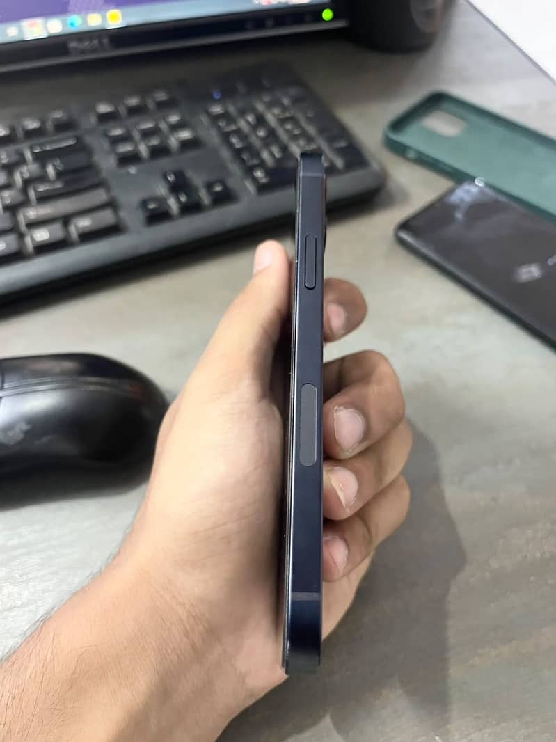 Apple iPhone 12 4