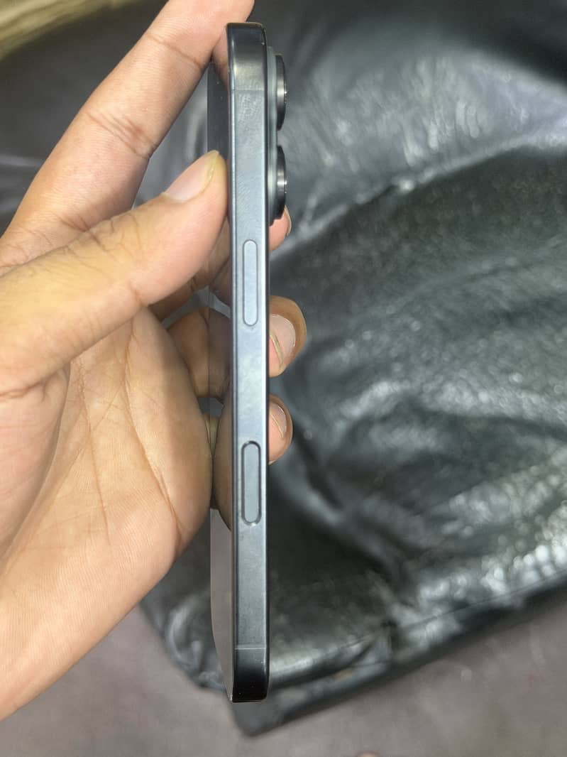 Apple iPhone 16 Pro 2