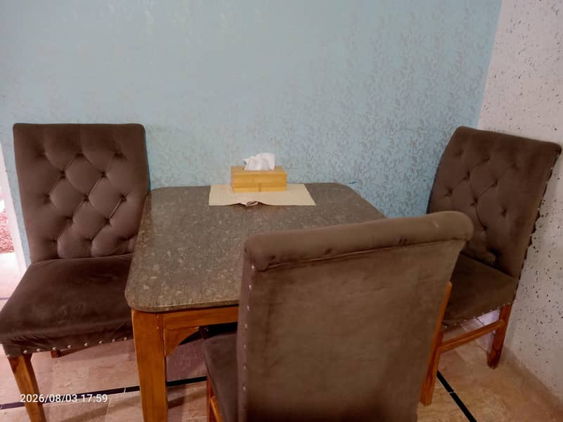 4 seater dining table 0