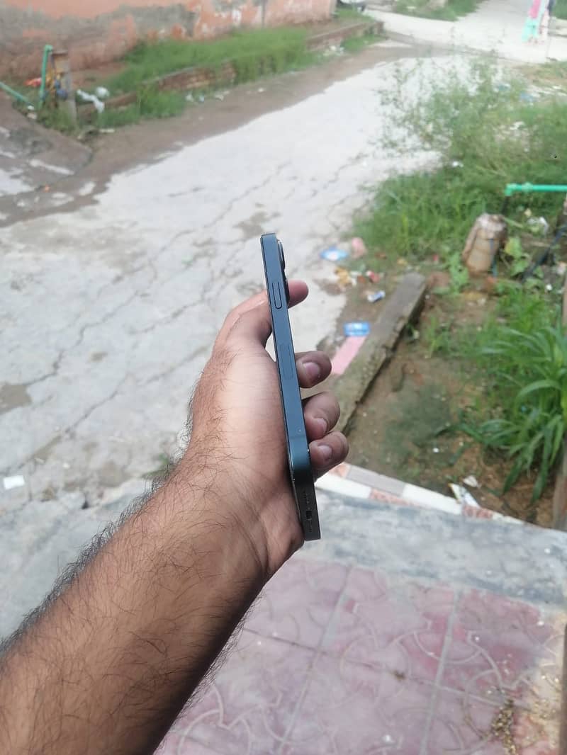 Apple iPhone 13 8
