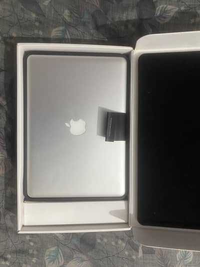 Macbook 2011 late