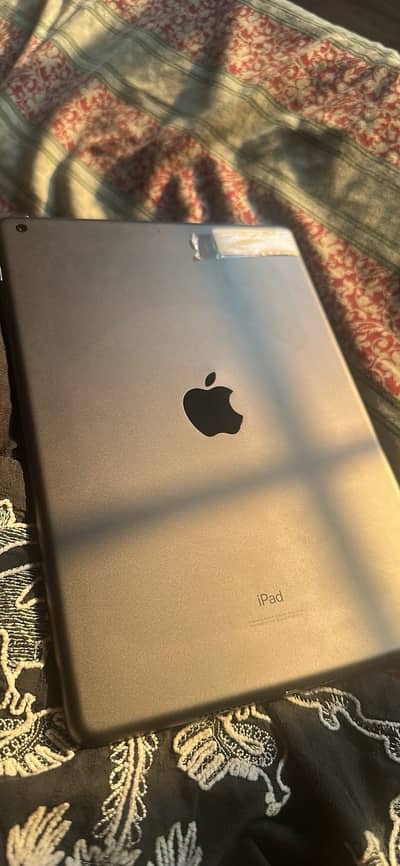 Apple iPad 8th Gen (A2270) – Excellent Condition – Activation Locked