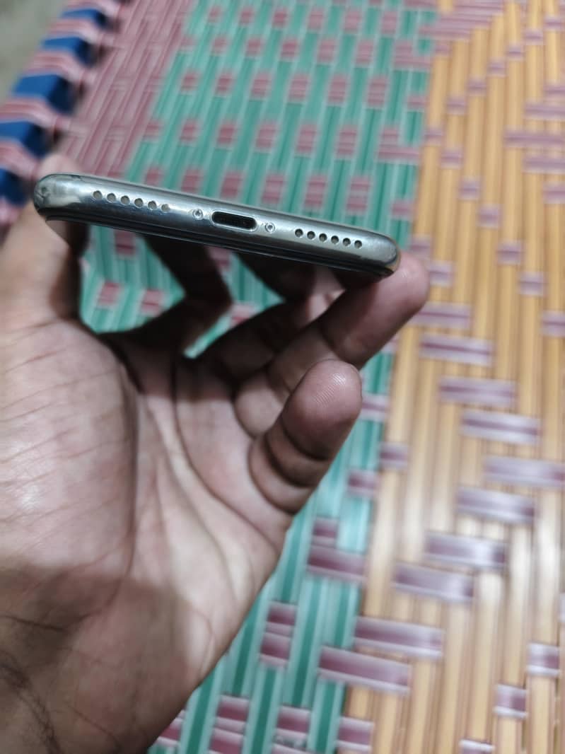 Apple iPhone X 4