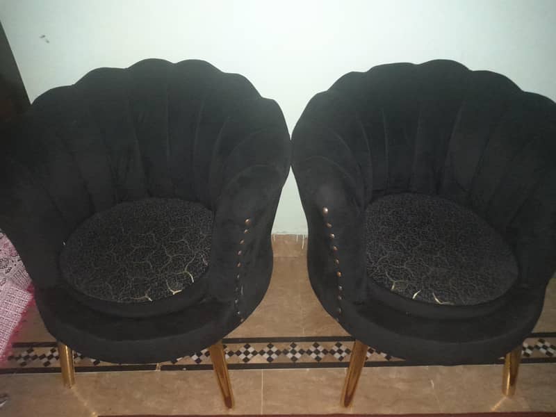 2 sofa chairs with table 0