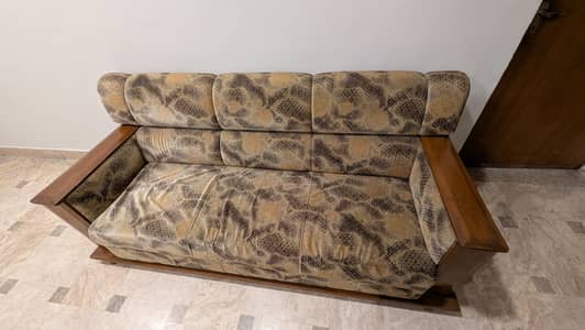 7 -SEATER WOODEN SODA SET. STRONG AND COMFORTABLE