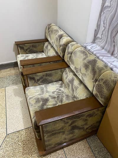 7 -SEATER WOODEN SODA SET. STRONG AND COMFORTABLE