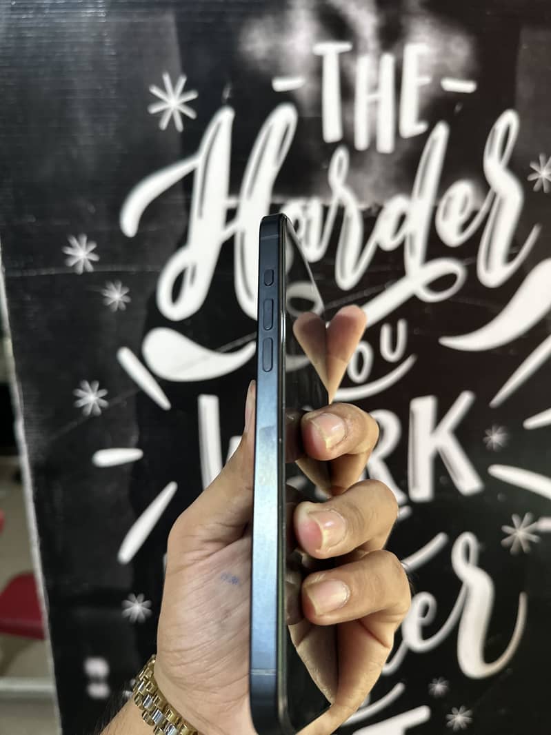 Apple iPhone 15 Pro Max 6
