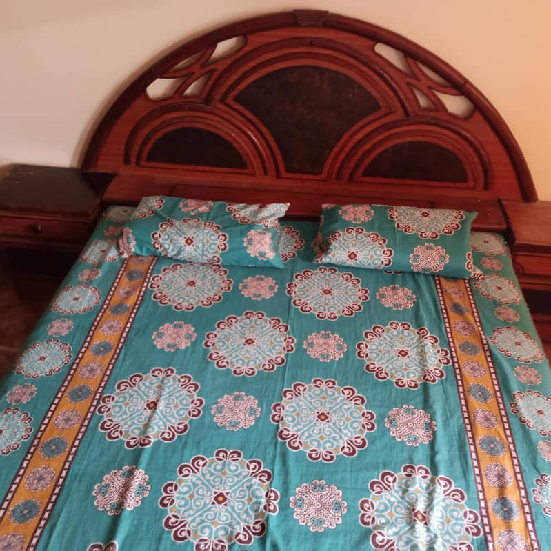 BED, SIDE TABLES AND DRESSING 0