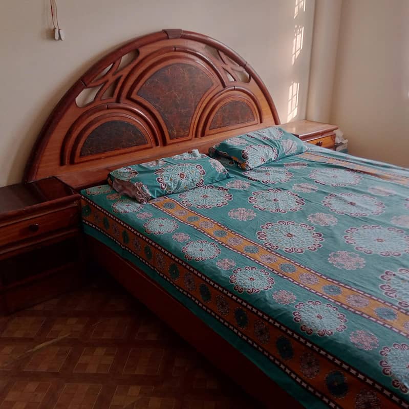 BED, SIDE TABLES AND DRESSING 3