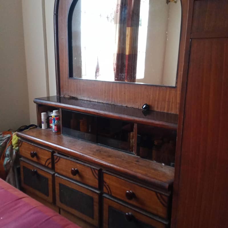 BED, SIDE TABLES AND DRESSING 4