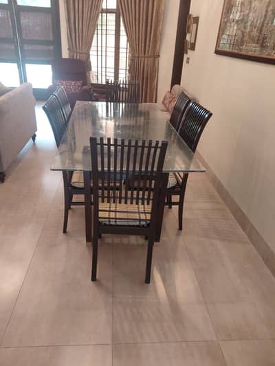 Dining table just like new 6 chairs