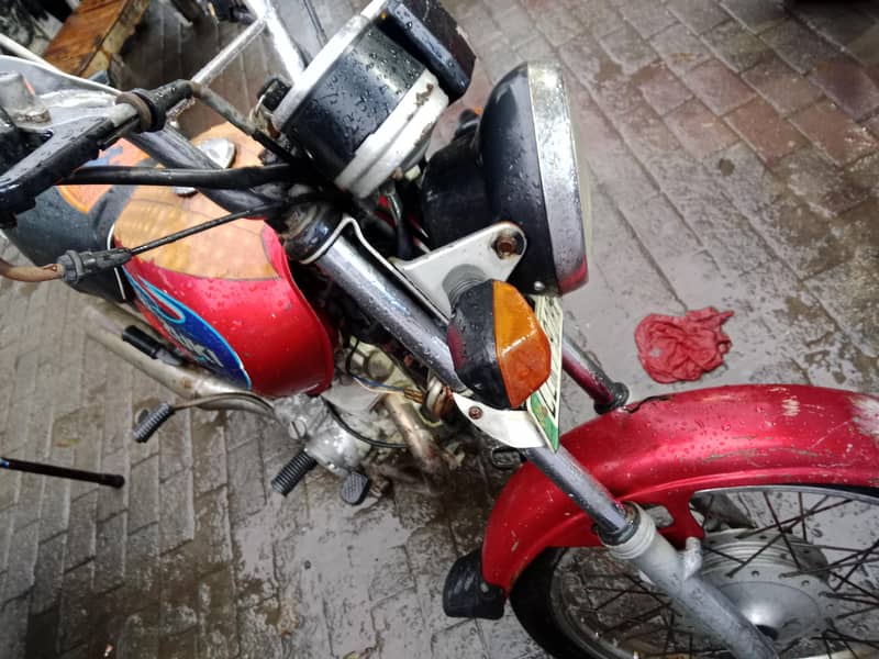 ایک ہاتھ پے چلی ہوئی ہےکا 3
