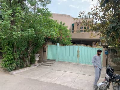 ONE KANAL BEAUTIFULL HOUSE AVAILABLE FOR RENT IN DHA PHASE 3