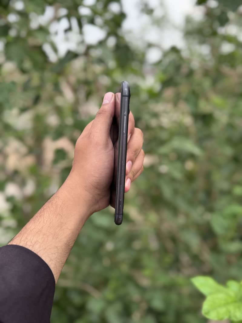 Apple iPhone 11 4